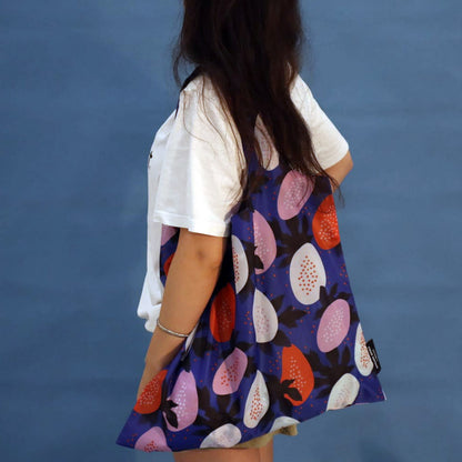 Person carrying a blue Papaya tote bag