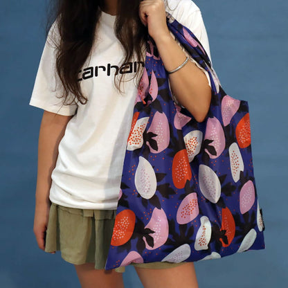 Person carrying a blue Papaya tote bag