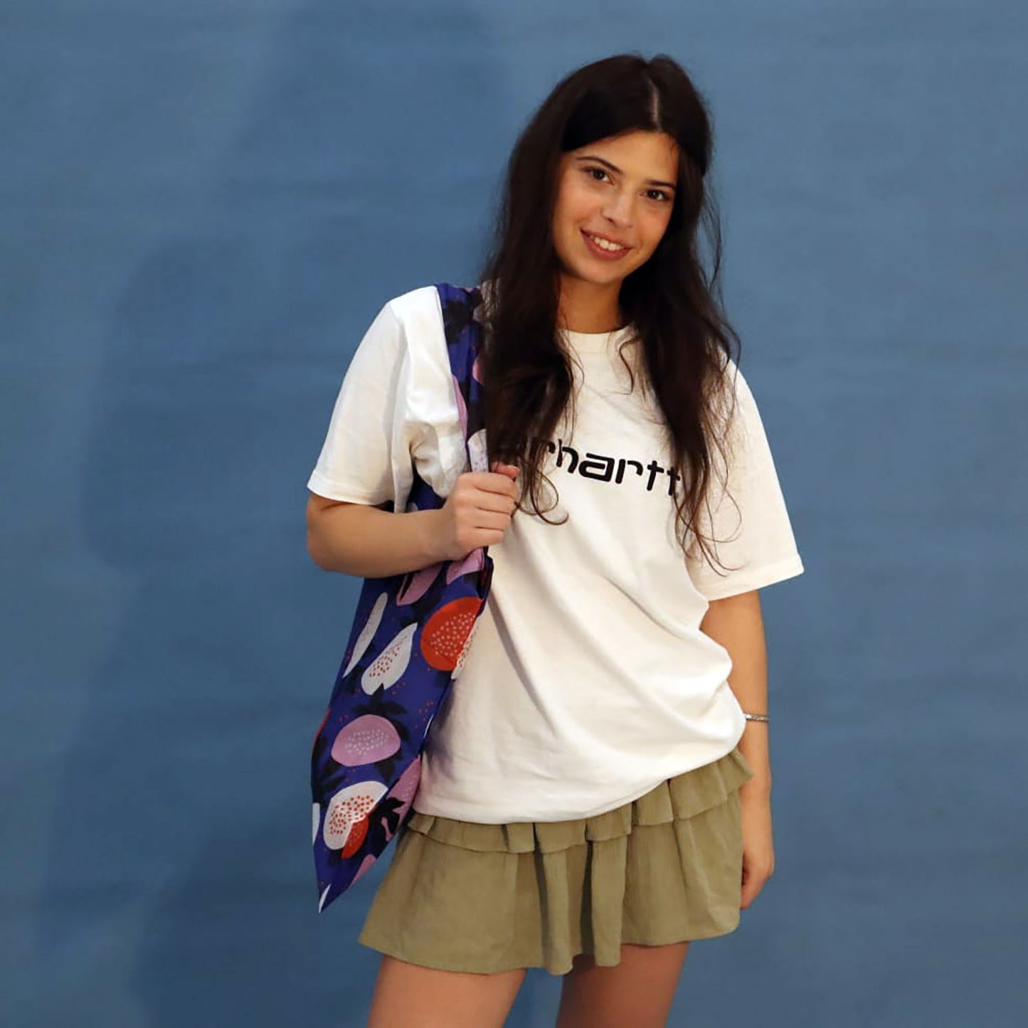 Person carrying a blue Papaya tote bag