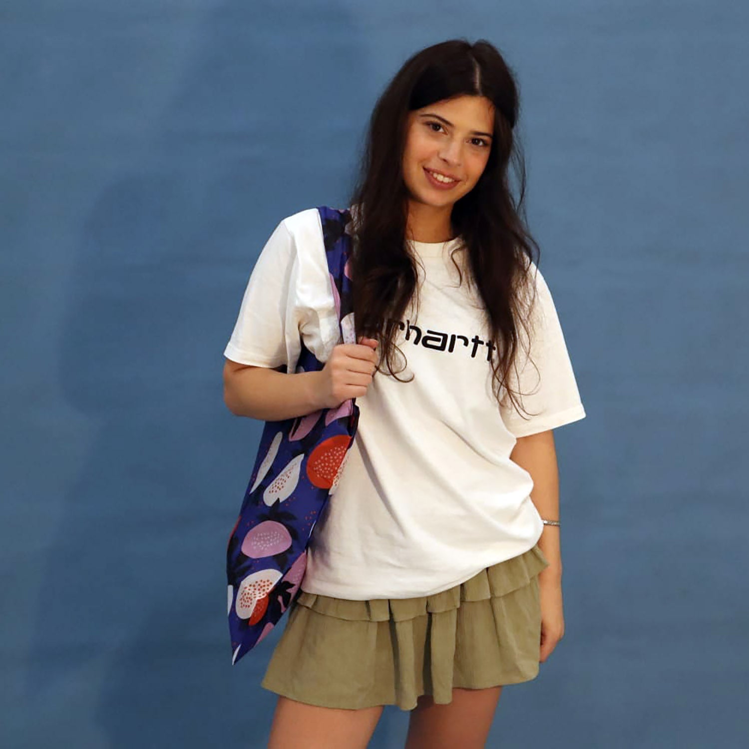 Person carrying a blue Papaya tote bag