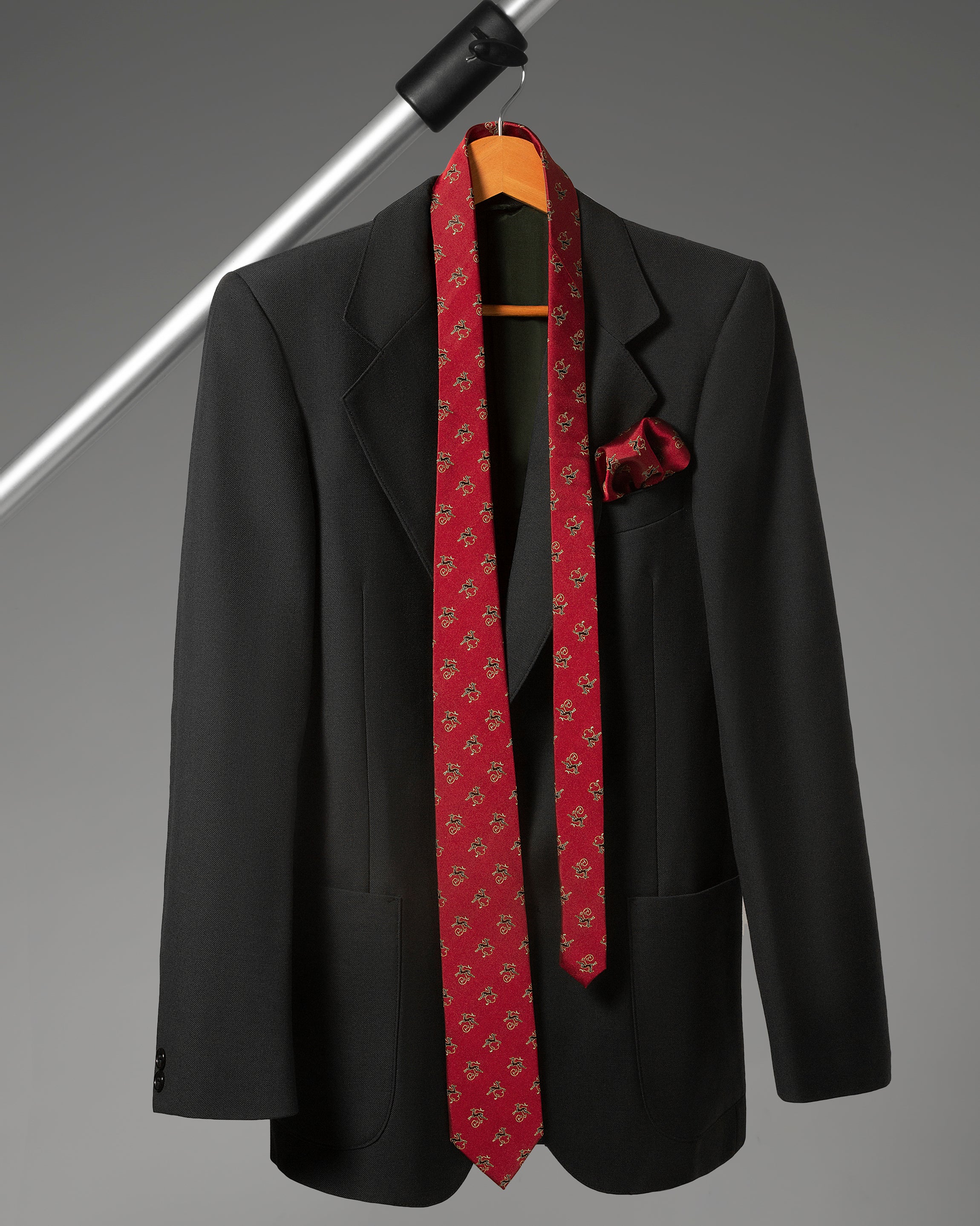 ჟაკარდის აბრეშუმის ჰალსტუხის და საგულის სეტი „ირმის ნახტომი“ (წითელი)